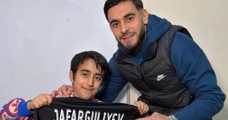 Elvin Cəfərquliyev sığınacaqda təkbaşına Qarabağ ın oyununu izləyən azyaşlı ilə görüşdü