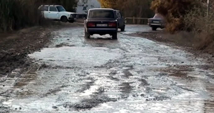 Uzunqulaq arabası ilə gəzirik. Neçənci əsrdə yaşayırıq?! Sakinlərin yol problemi VİDEO