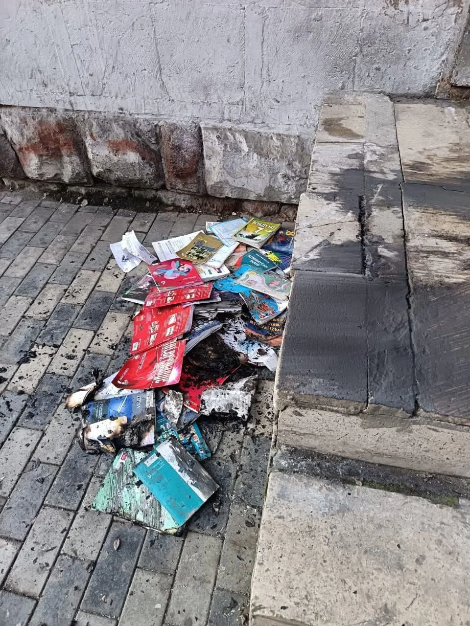 Bakıda kitablara qarşı barbarlıq FOTO