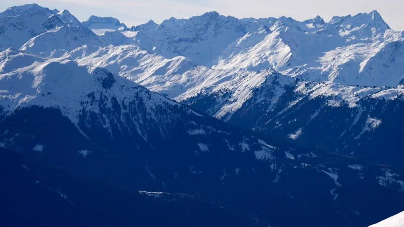 Alp dağlarında 5 xizəkçi qar uçqunu altında qaldı KONKRET