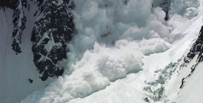 Qar uçqunu üç xizəkçinin həyatına son qoydu: 2743 m hündürlükdəm bir neçə metr aşağı sürükləndilər