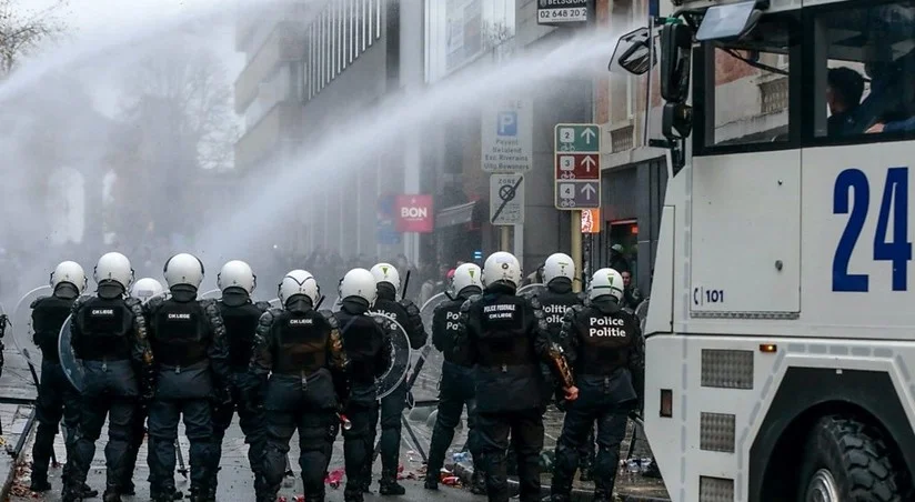 Brüsseldə etiraz aksiyasında dörd polis yaralanıb