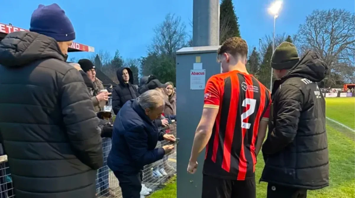 Futbolçu oyunu xilas etdi: O, stadiondakı problemi görün necə həll edib FOTO