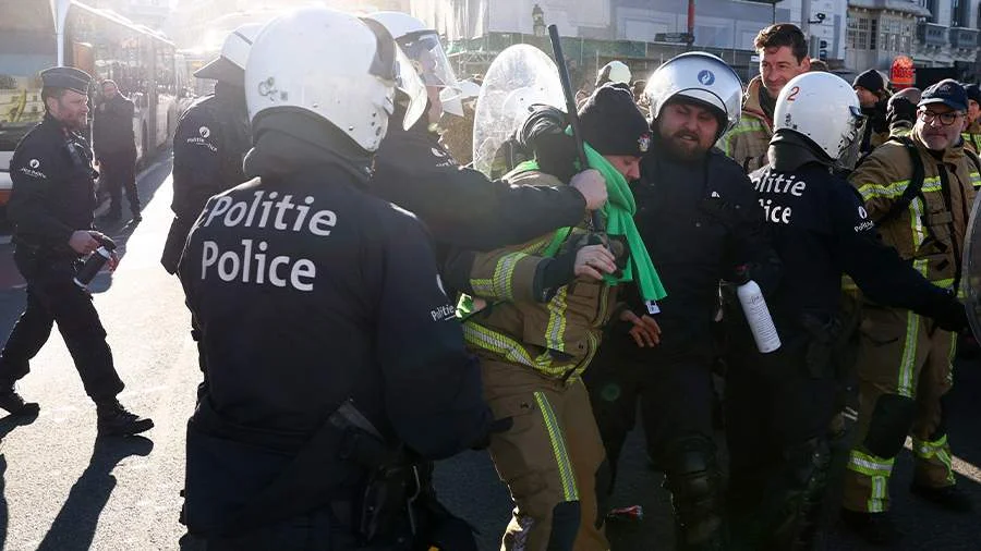 Brüsseldə yanğınsöndürənlərlə polis arasında qarşıdurma yaranıb