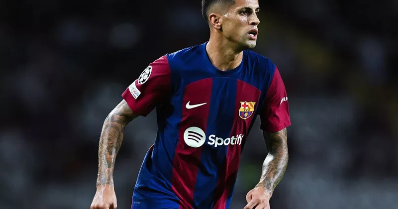 Барселона убрала сведения о трансфере Канселу