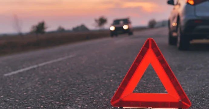 Mikroavtobus maneəyə çırpıldı Bir ailənin 11 üzvü öldü