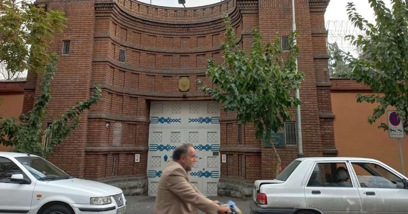 Fransa diplomatlarını təxliyə edir İran xaos içindədir