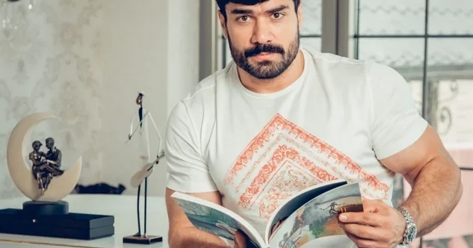 Çəkiliş zamanı azərbaycanlı xanəndənin ayağı sınıb