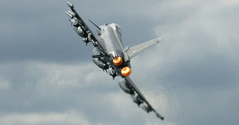 Britaniya qırıcılarını İran istiqamətində göndərdi