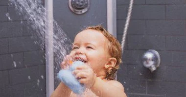 Qışda uşaqları həftədə neçə dəfə çimizdirməliyik? Pediatrdan cavab