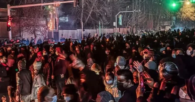 Почти 2000 погибших: в Иране третью неделю продолжаются протесты