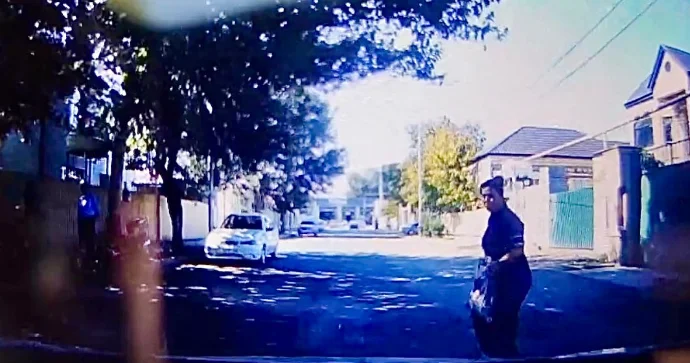 Avtobusdan düşən qadın az qala maşına çırpılacaqdı ANBBAN VİDEO