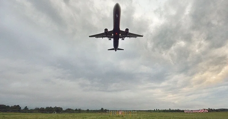 Hava limanı işçisi təyyarənin yük yerində qaldı