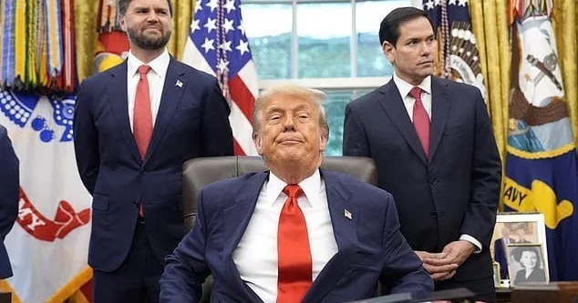 Рубио вынужден носить подаренную Трампом обувь на несколько размеров больше ФОТО