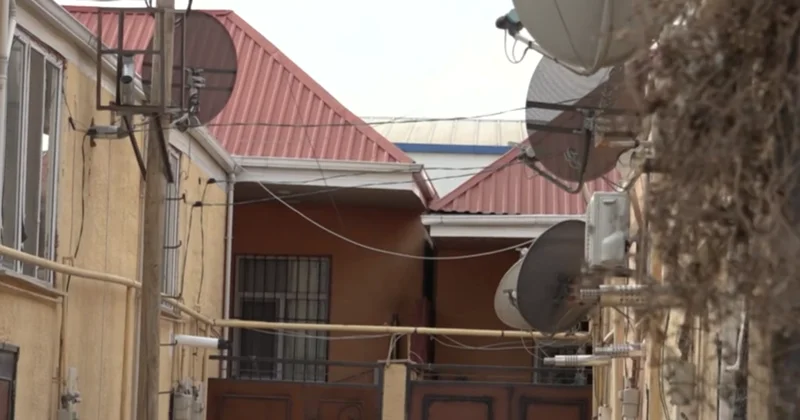 Bir birinə yapışan evlər: Xırdalanda xaotik vəziyyət hökm sürür