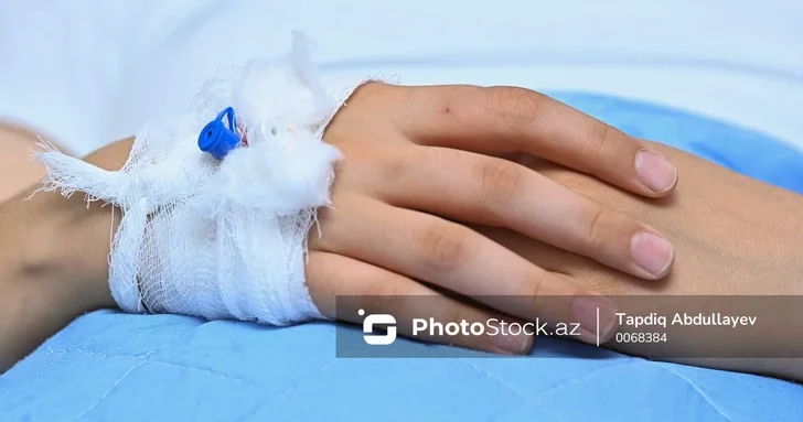 Пострадавший от падения дорожного знака в Баку 10 летний Сархан идет на поправку