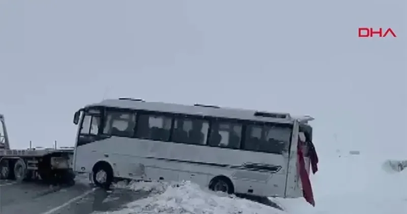 İnsanları dəfn mərasiminə aparan mikroavtobus aşıb