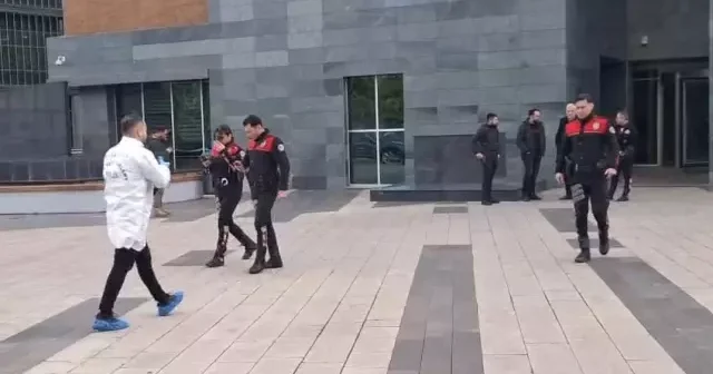 Прокурор выстрелил в экс супругу прямо во время заседания суда в Турции