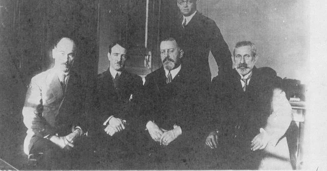 100 il əvvəldən gələn səslər