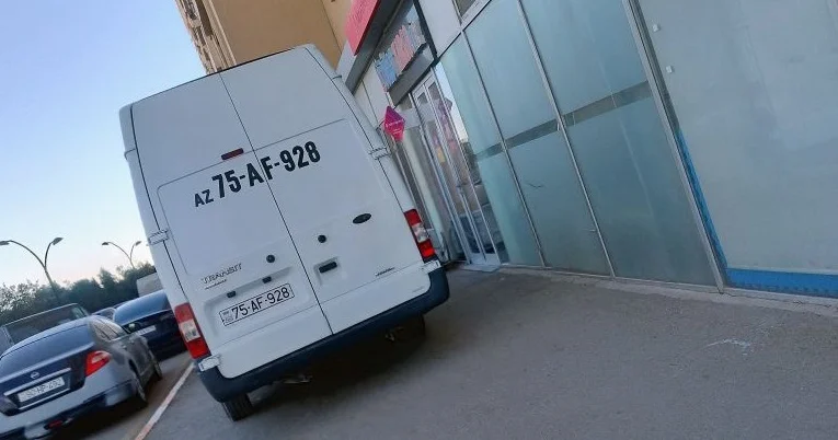 Parkinq olduğu halda səkini işğal edən sürücü