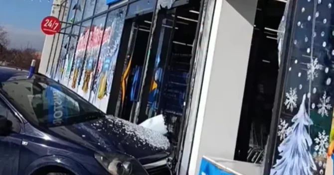 Əyləci xarab olan maşın MARKETƏ GİRDİ