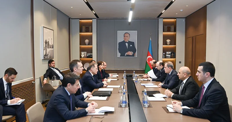 Ceyhun Bayramov İtaliya XİN rəhbərinin müavini ilə siyasi məsləhətləşmələr apardı