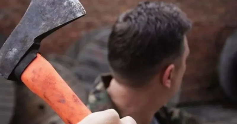 Окровавленный россиянин напал на спецназовцев с топором ВИДЕО