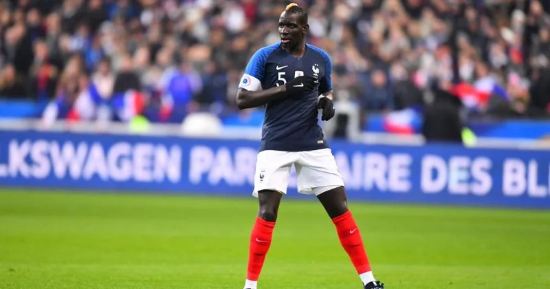 Fransa millisinin sabiq üzvü karyerasını bitirdiyini açıqladı