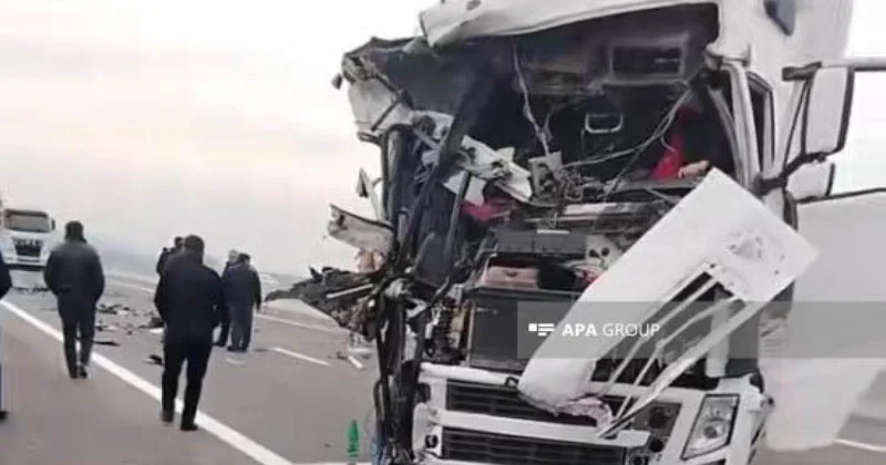 Tovuzda yük avtomobilləri toqquşub, sürücülər xəsarət alıb