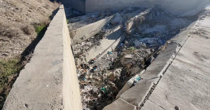 Экологическая проблема в Гяндже: бытовые отходы в городской реке