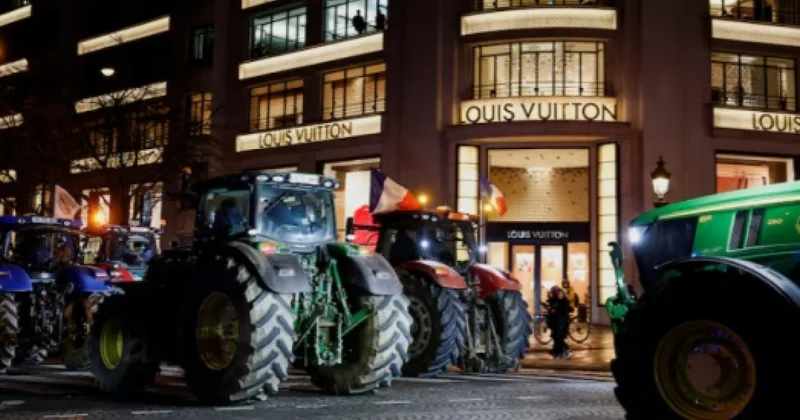 Колонны тракторов заполонили Париж ФОТО