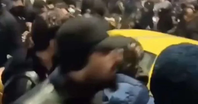 Güney Azərbaycanda qarşıdurma Etirazçılar rejim qüvvələrinə hücum etdi VİDEO