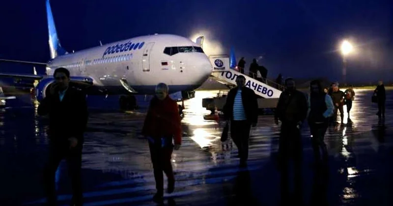 İstanbuldan uçan sərnişinlər təyyarədə qaldı “Aeroport saat 7 də açılacaq” VİDEO