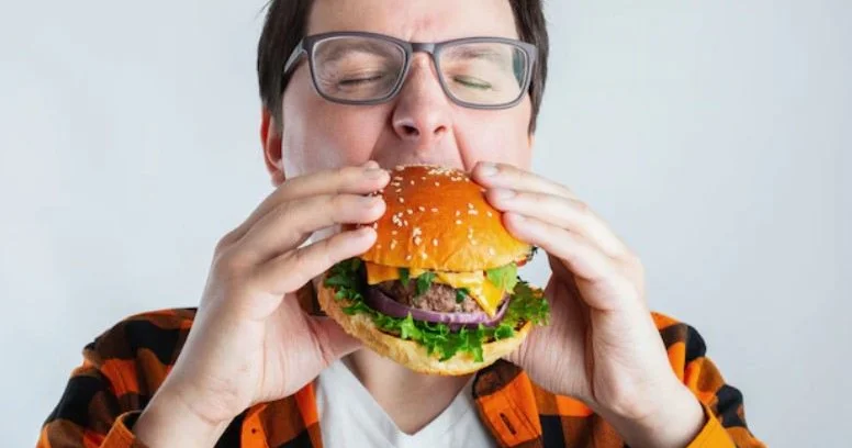 Fast food tələsi: Cəmiyyət niyə piylənir?