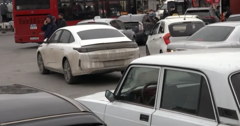 Binəqədinin mərkəzində xaos: 15 dəqiqəlik yolu saat yarıma gedirik