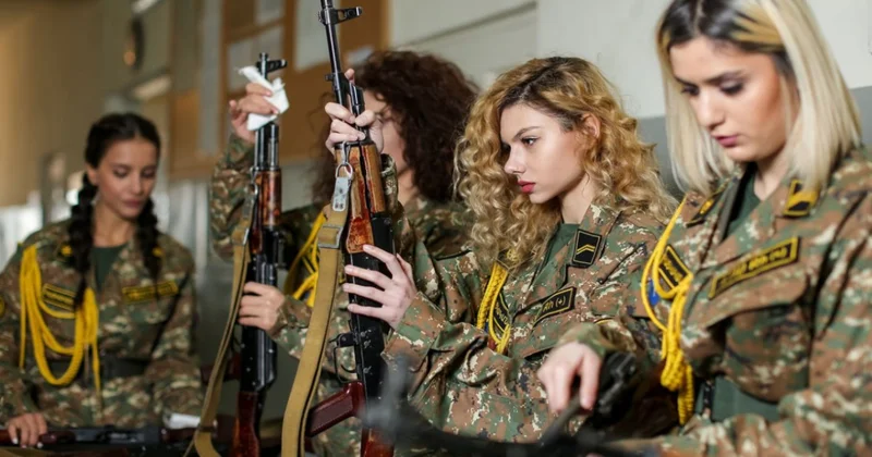 Министр обороны Армении призывает женщин служить в армии
