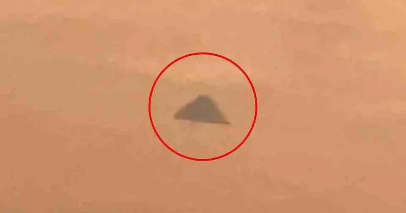 Bir qrup mədən işçisi Avstraliya səmasında üçbucaq formalı UNO müşayiət ediblər