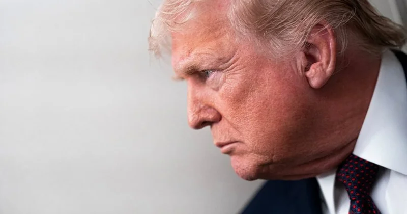 Trampın pəncərədən Qrenlandiyaya baxan fotosu viral oldu