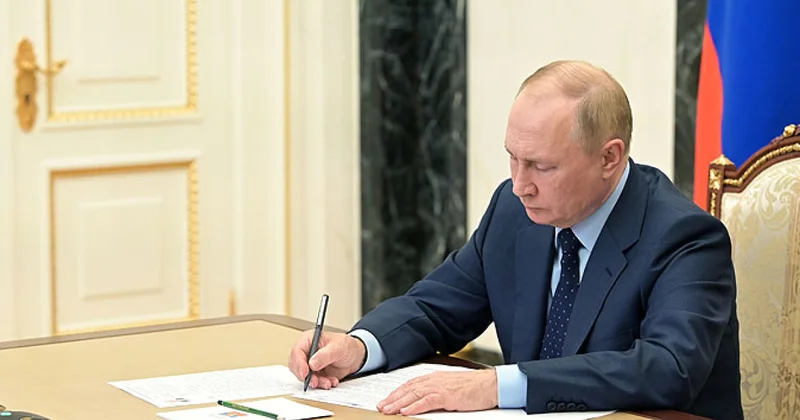 Половина указов Путина осталась засекреченной