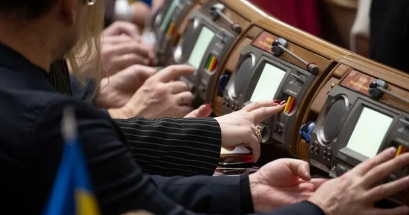 Рада отправила в отставку министра обороны и главу СБУ