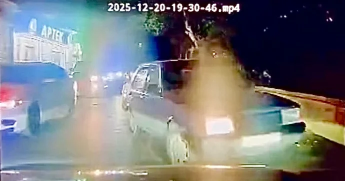 Tıxacda “protiv” sürən sürücü maşını səkiyə çıxardı Baxın sonda nə oldu VİDEO