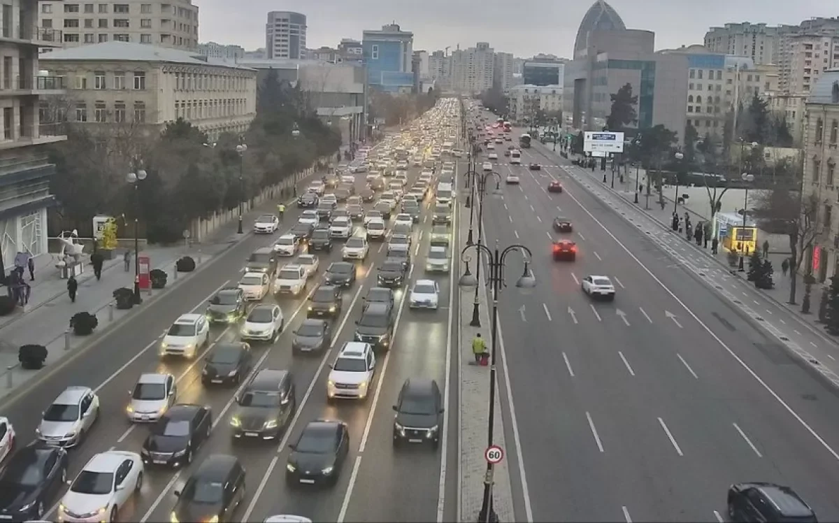 На одиннадцати улицах и проспектах Баку затруднено движение транспорта