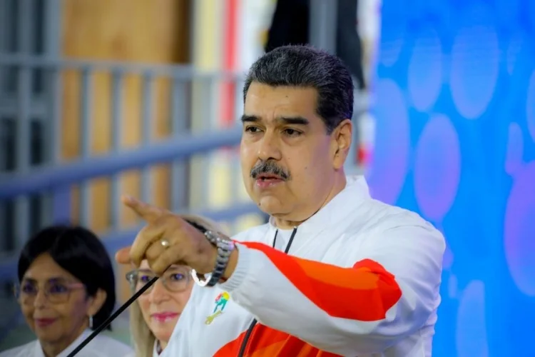 Maduro: “USAİD müxalifəti himayə edir”