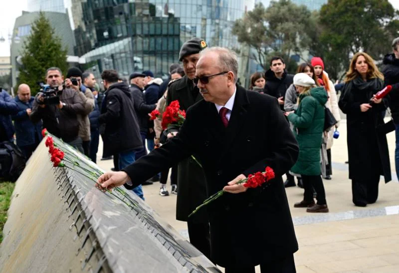 Türkiyənin yeni səfiri Fəxri və Şəhidlər xiyabanında FOTOLAR