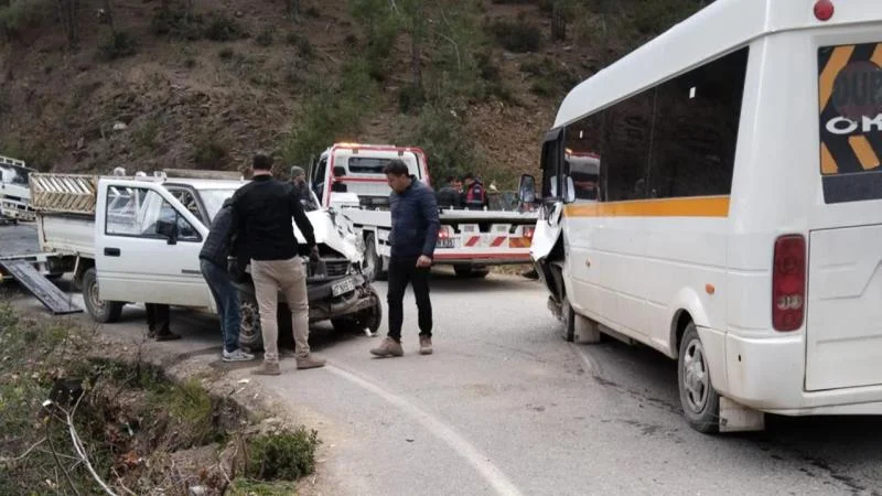 Antalyada şagirdləri daşıyan avtobus yük maşını toqquşub 24 yaralı var