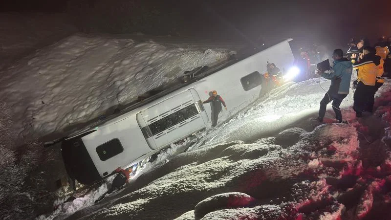 Bingöldə sərnişin avtobusu aşıb: 4 ölü, 32 yaralı var FOTO