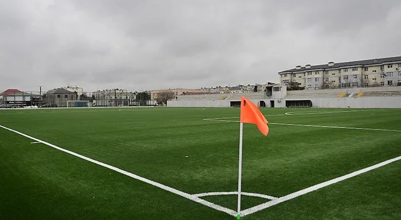 Binə qəsəbə stadionunda süni ot örtüyünün yenilənməsi işləri başa çatıb