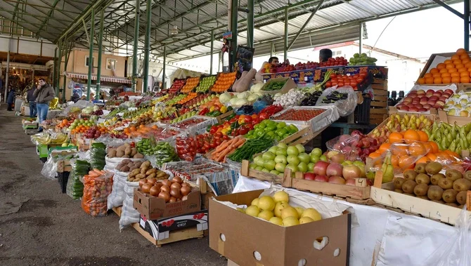 Bakıda bazarda 200 manata meyvə satılır