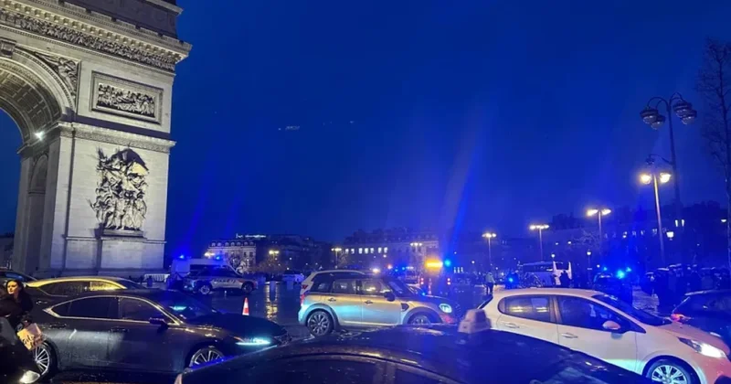 Parisin mərkəzində polisə bıçaqlı hücum edildi