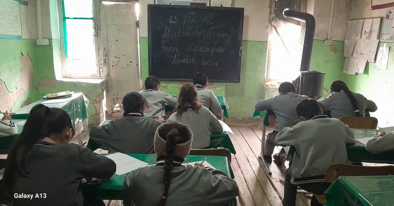 Azərbaycan məktəbi bu gün: Qırılmış qapı, qopmuş suvaq, ayaqsız partalarda müsabiqə FOTO